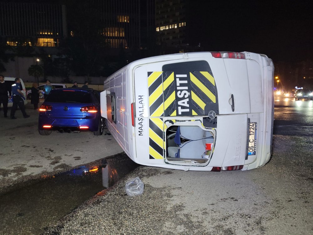 Otomobille işçi servisi çarpıştı: 3 yaralı