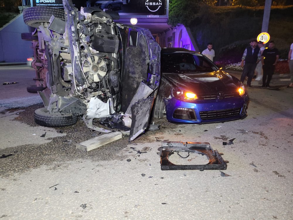 Otomobille işçi servisi çarpıştı: 3 yaralı