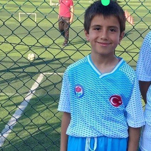 Parkta oynayan çocuğun başına yorgun mermi isabet etti