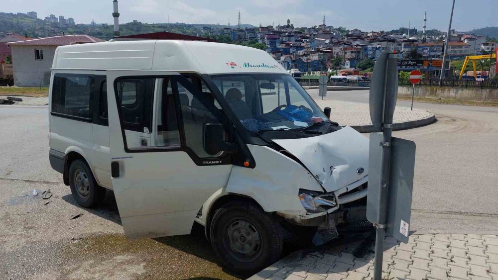 Samsun’da minibüs hafif ticari araçla çarpıştı: 3 yaralı