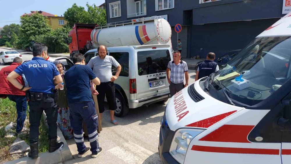 Samsun’da minibüs hafif ticari araçla çarpıştı: 3 yaralı