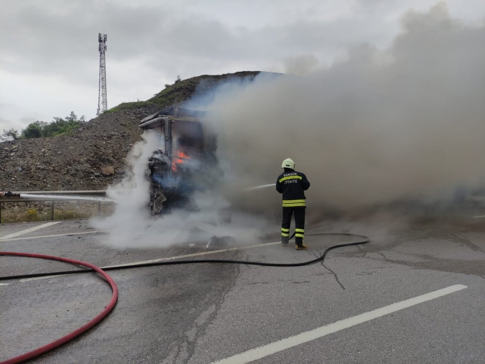 Seyir halinde alev alan TIR yandı