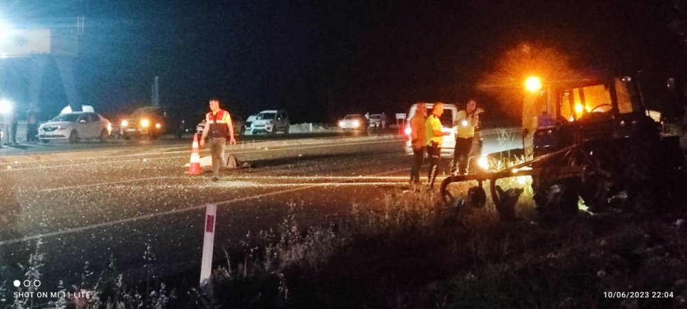 Traktör ile çarpışan otomobildeki kadın öldü, eşi yaralı