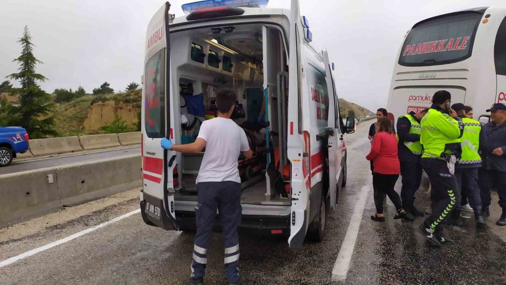 Yoldan çıkan otobüs toprak yığınına çarptı: 10 yaralı