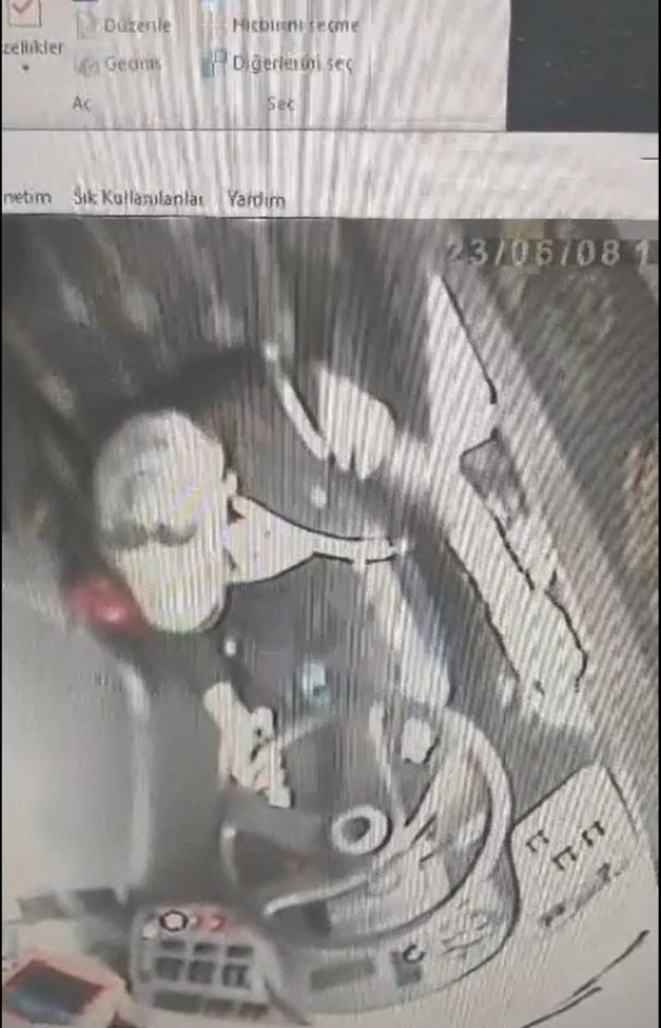 Duraktaki otobüsü çaldı