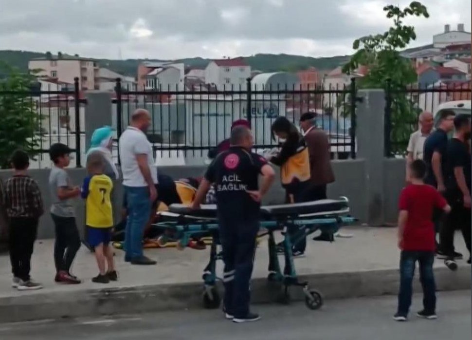 Hafif ticari araç kaldırımda yürüyenlerin arasına daldı: 4 yaralı