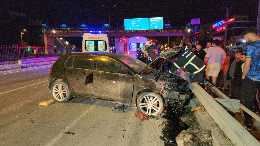 İki otomobilin çarpıştığı kaza sonrası kavga çıktı; 5 yaralı