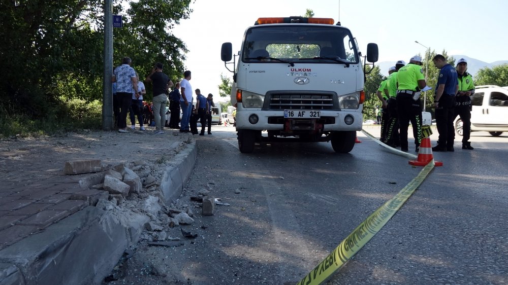 İşçi servisi, otomobile çarptı: 1 ölü, 10 yaralı