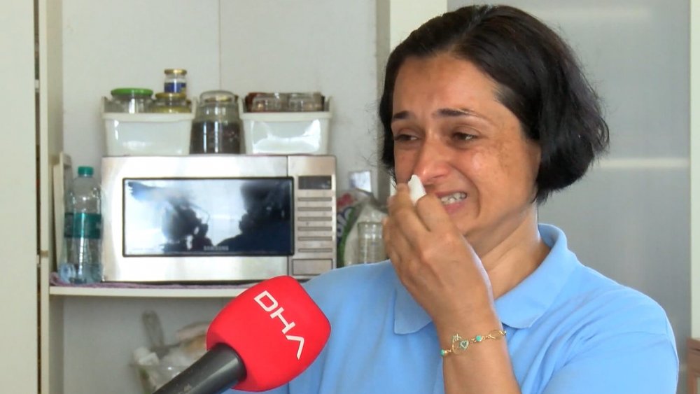 Şiddet gören kadın evinin önüne barikat kurdu