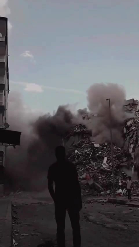 Diyarbakır'da deprem hasarlı 7 katlı bina yıkım sırasında çöktü