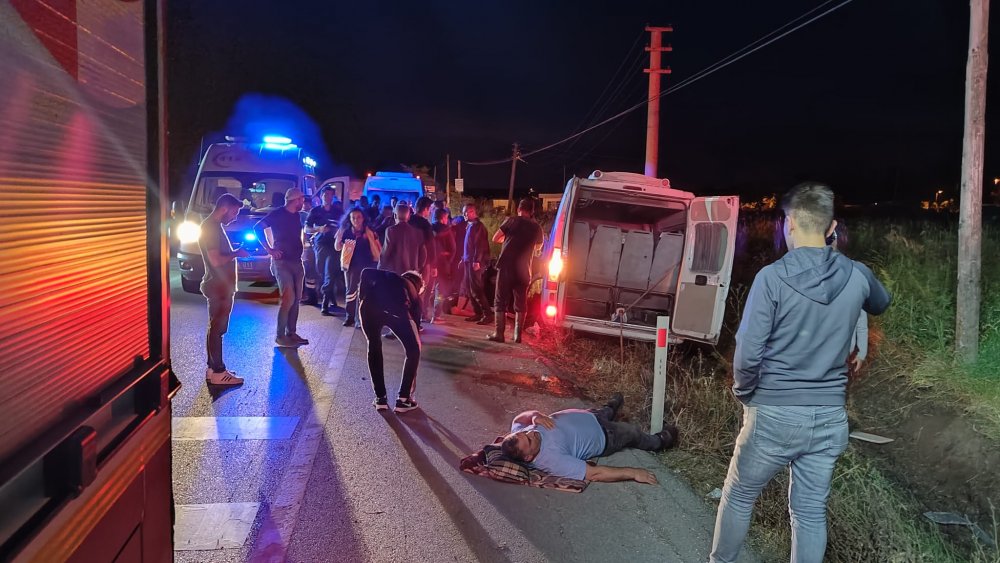 Lastiği patlayan işçi servisi şarampole devrildi: 14 yaralı