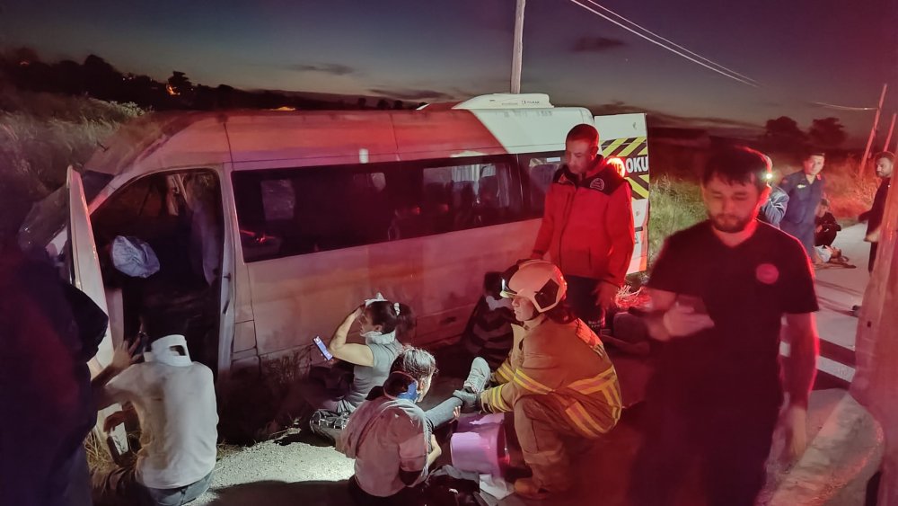 Lastiği patlayan işçi servisi şarampole devrildi: 14 yaralı