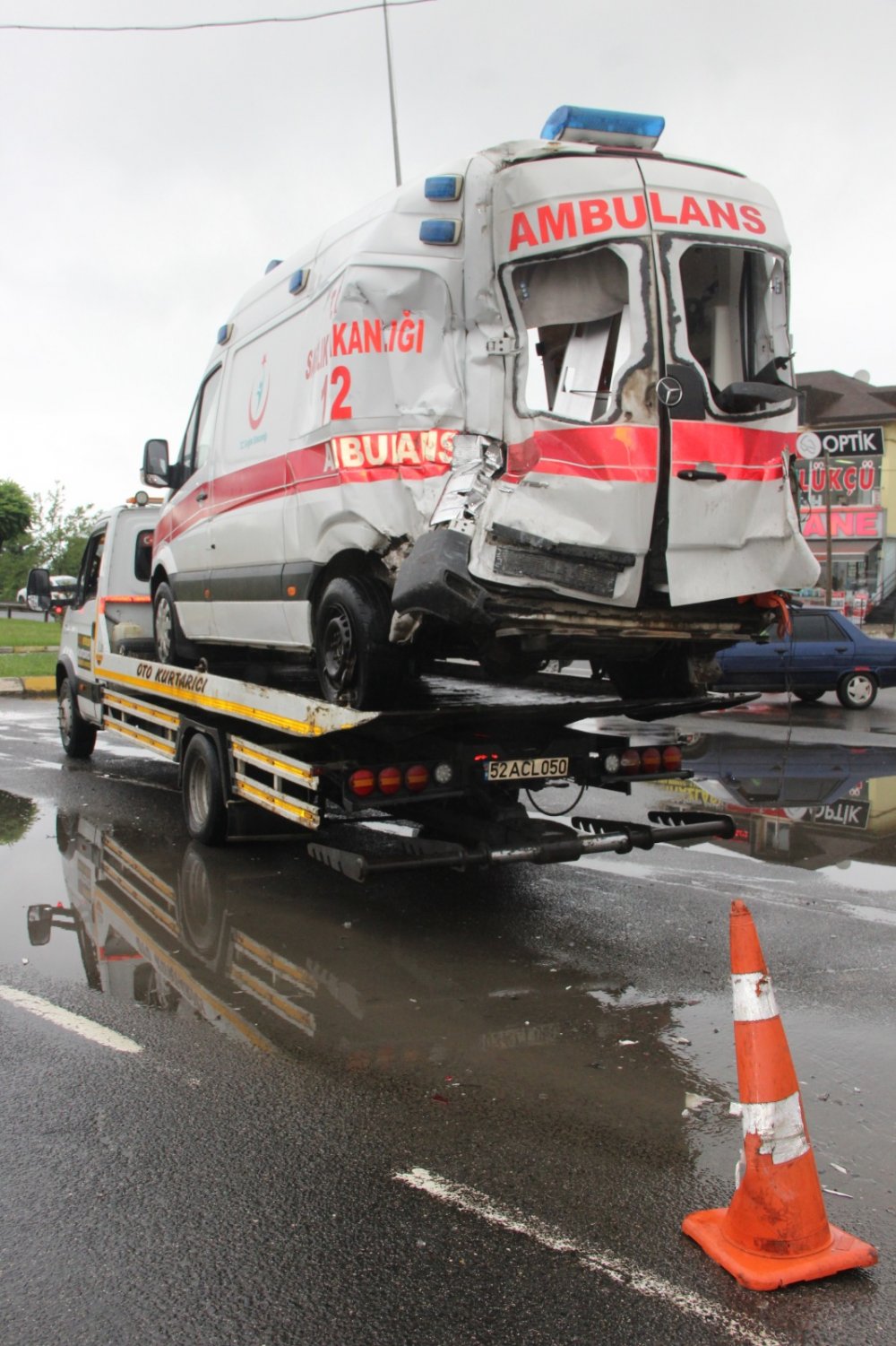 Tır, ambulans ile minibüse çarptı: Yaralılar var