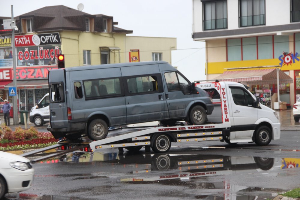 Tır, ambulans ile minibüse çarptı: Yaralılar var