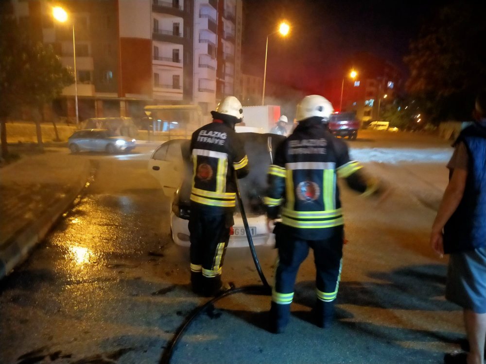 Elazığ’da seyir halindeyken otomobil yandı