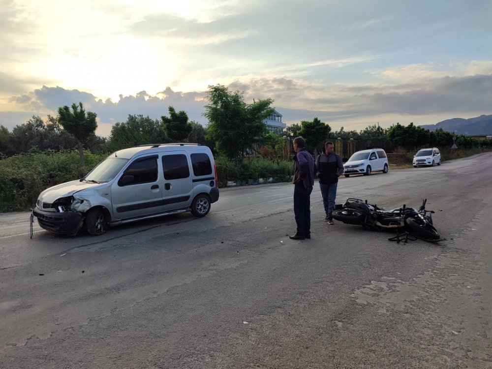 Hafif ticari araç ile çarpışan motosikletin sürücüsü yaralandı