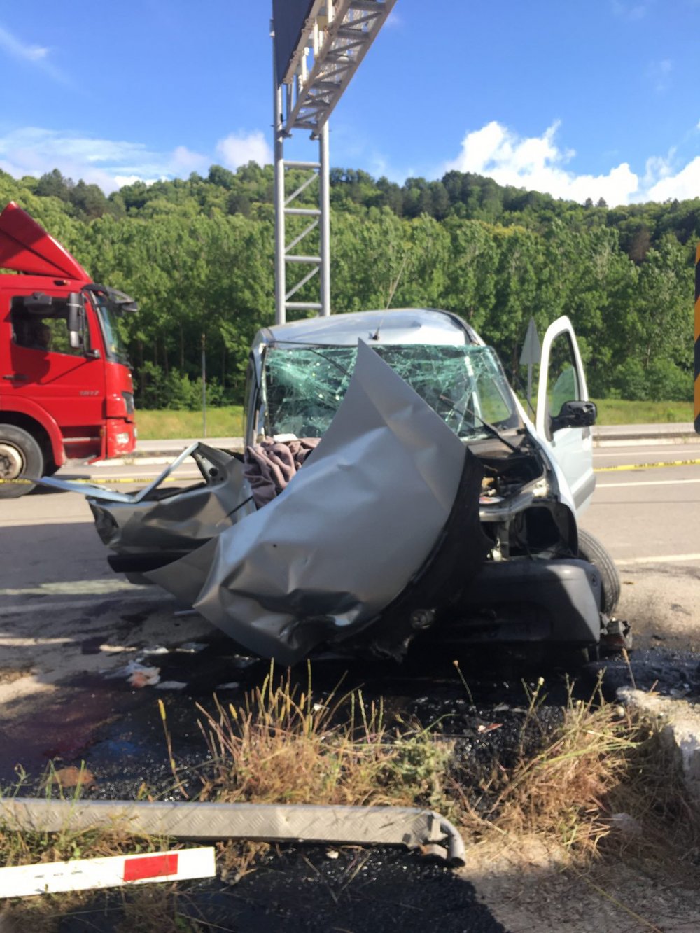 Hafif ticari araç, yön levhasının direğine çarptı: 1 ölü, 1 yaralı