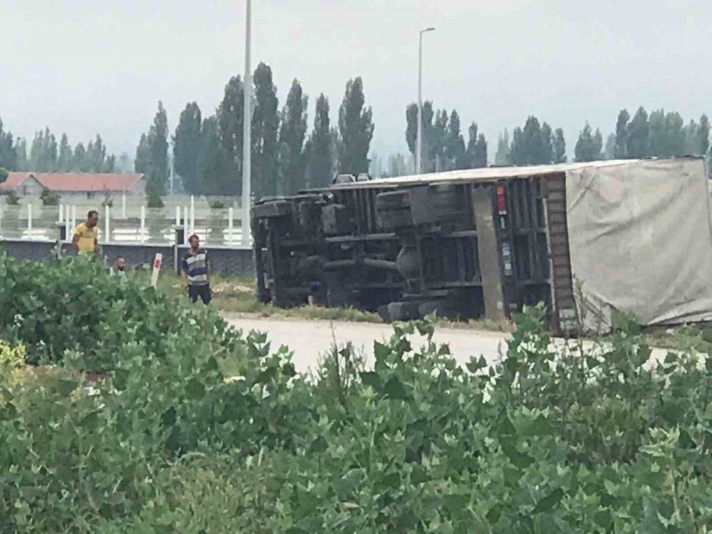 Konya'da kontrolden çıkan kamyon devrildi