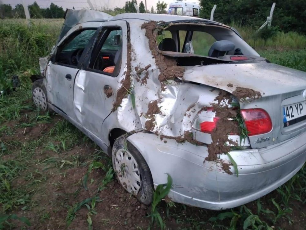 Konya'da kontrolden çıkan otomobil mısır tarlasına yuvarlandı