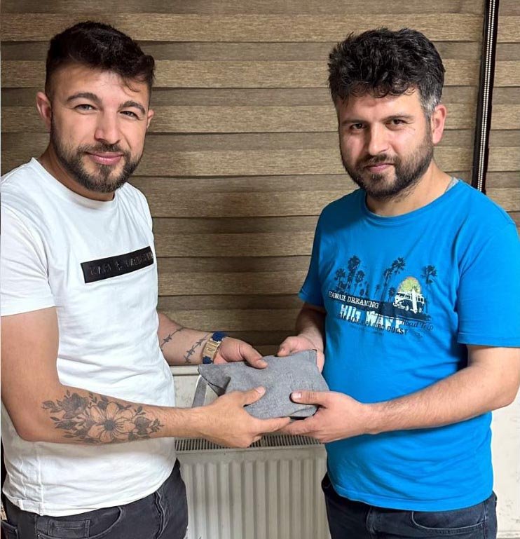 Bulduğu, içinde 200 bin liralık altın ve para olan çantayı sahibine ulaştırdı