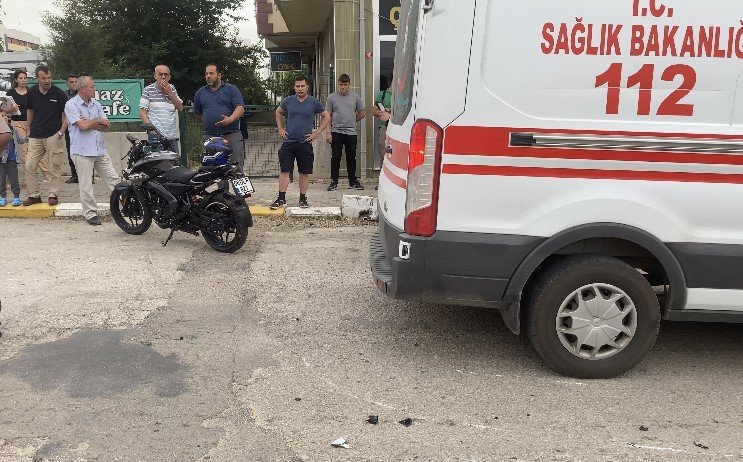 Edirne’de motosiklet yayaya çarptı: 2 yaralı