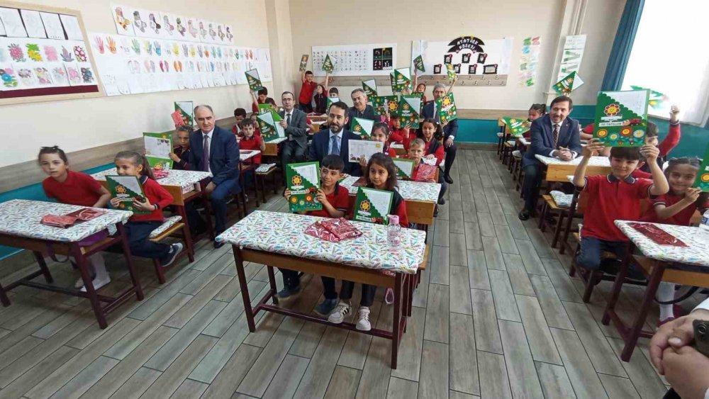 Konya’da yarım milyon öğrenci karne heyecanı yaşadı