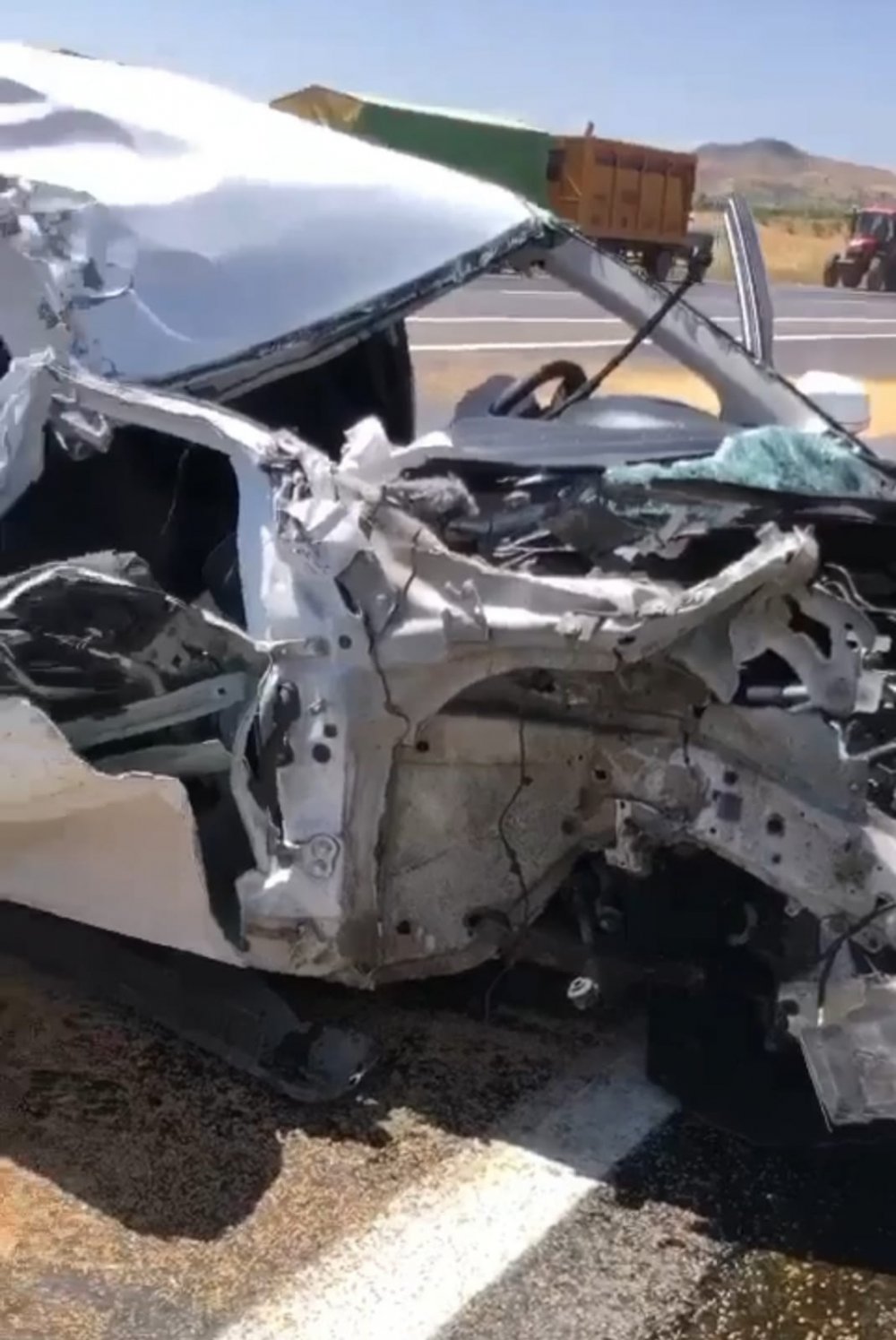 Otomobil, kamyona arkadan çarptı: 2 yaralı