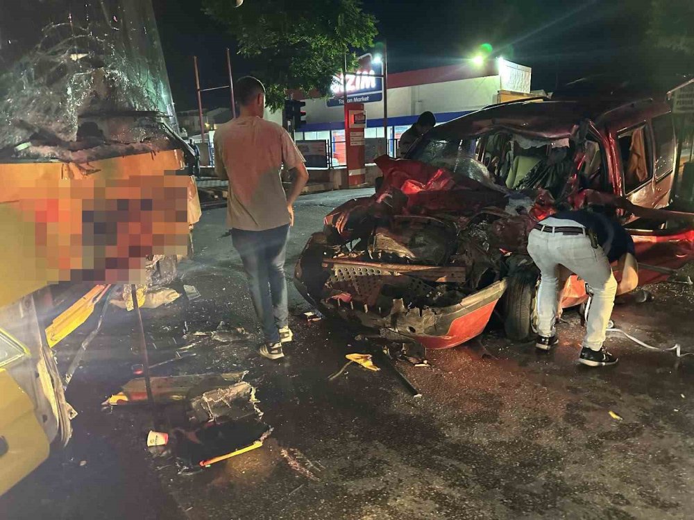 Akhisar’da otobüs ile hafif ticari araç çarpıştı: 1 ölü