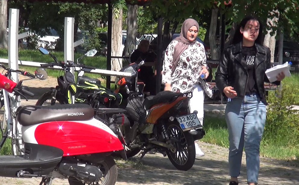 Otomobile park yeri arayan 2 arkadaş, YKS'ye geç kaldı