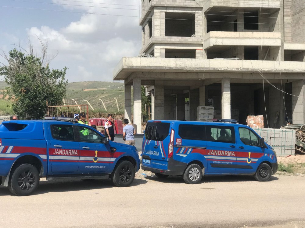 Üzerine yük asansörü düşen işçi hayatını kaybetti