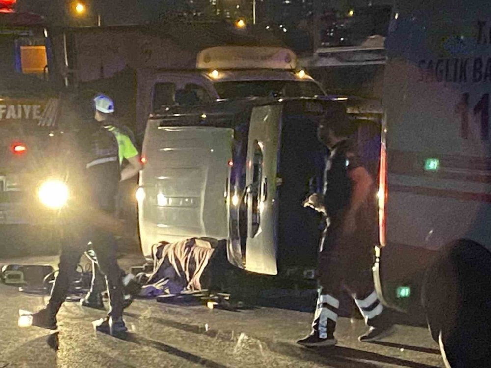 Bariyerlere çarpan araç yan yattı