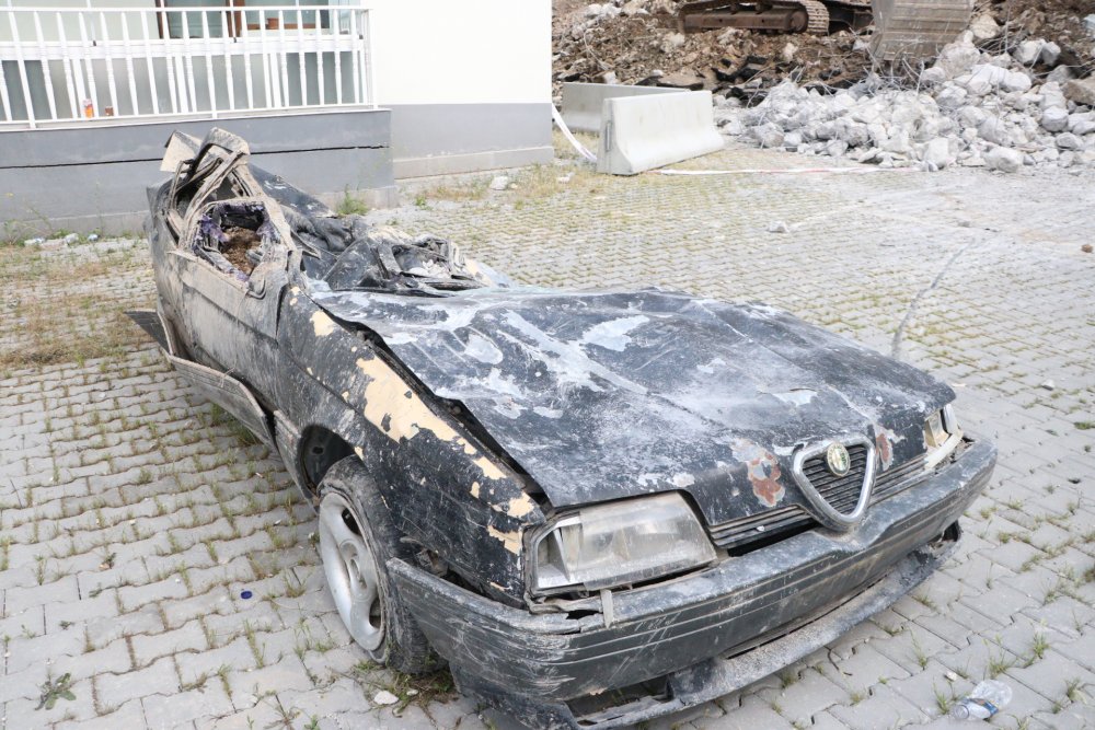 Çöken istinat duvarının altında kalan otomobil hurdaya döndü