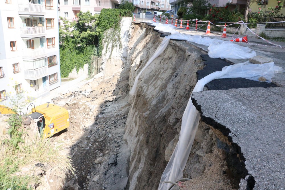 Çöken istinat duvarının altında kalan otomobil hurdaya döndü