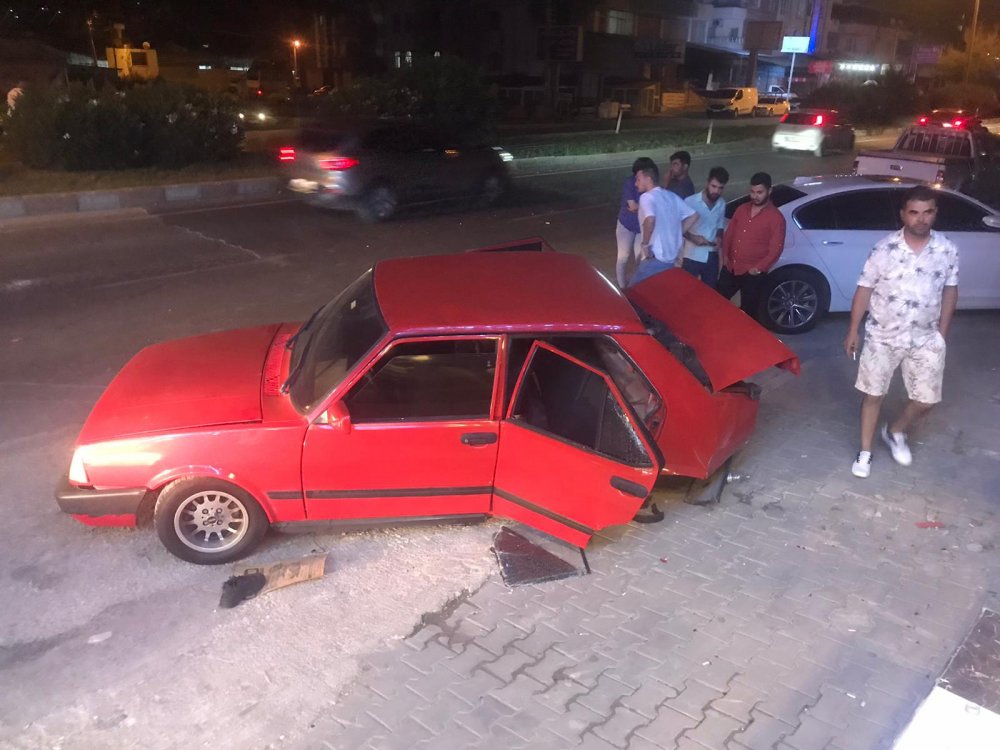 İki otomobil çarpıştı: 1 ölü, 5 yaralı