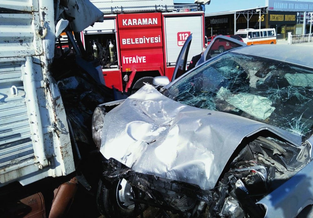 Karaman’da otomobil park halindeki kamyonete çarptı: 4 yaralı
