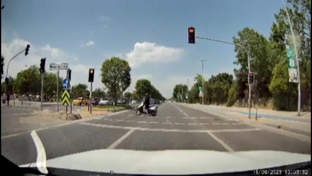 Kırmızı ışıkta geçti; motosikletli kazadan kıl payı kurtuldu