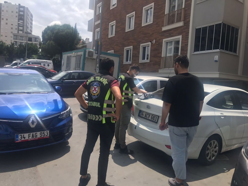 Kırmızı ışıkta geçti; motosikletli kazadan kıl payı kurtuldu