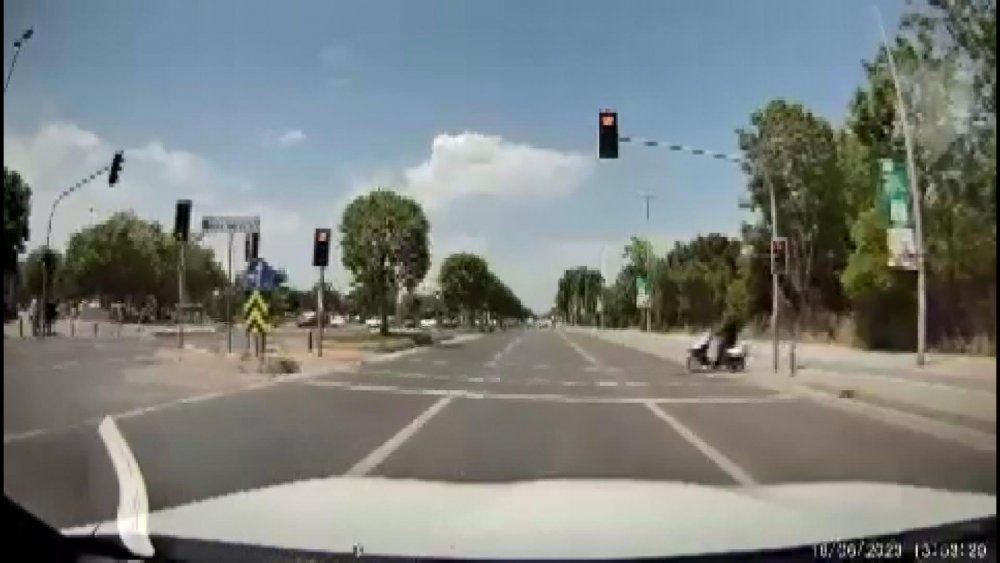 Kırmızı ışıkta geçti; motosikletli kazadan kıl payı kurtuldu