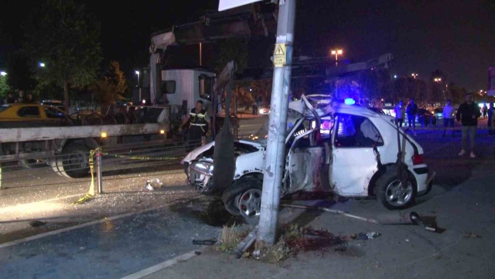 Otomobil reklam direğine çarptı