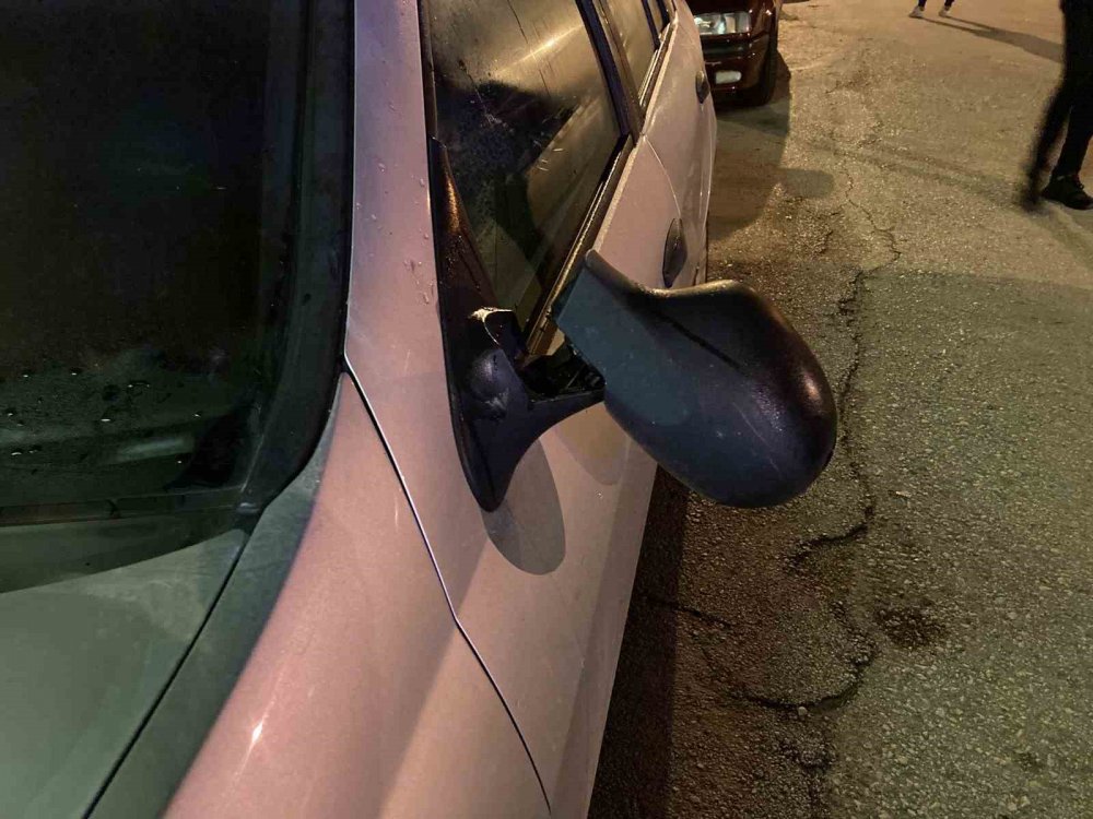 Park halindeki 6 otomobilin aynasını kırıp kaçtı