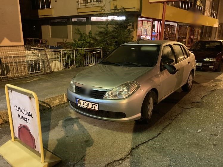 Park halindeki 6 otomobilin aynasını kırıp kaçtı