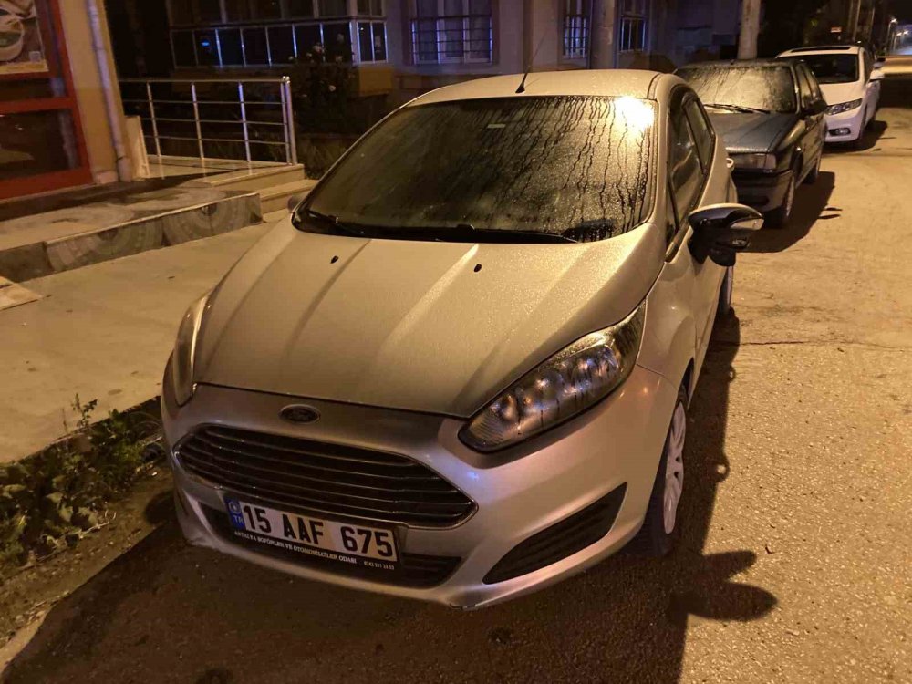 Park halindeki 6 otomobilin aynasını kırıp kaçtı