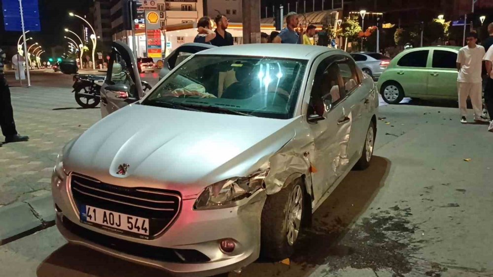 Ticari taksi ile otomobil kavşakta çarpıştı