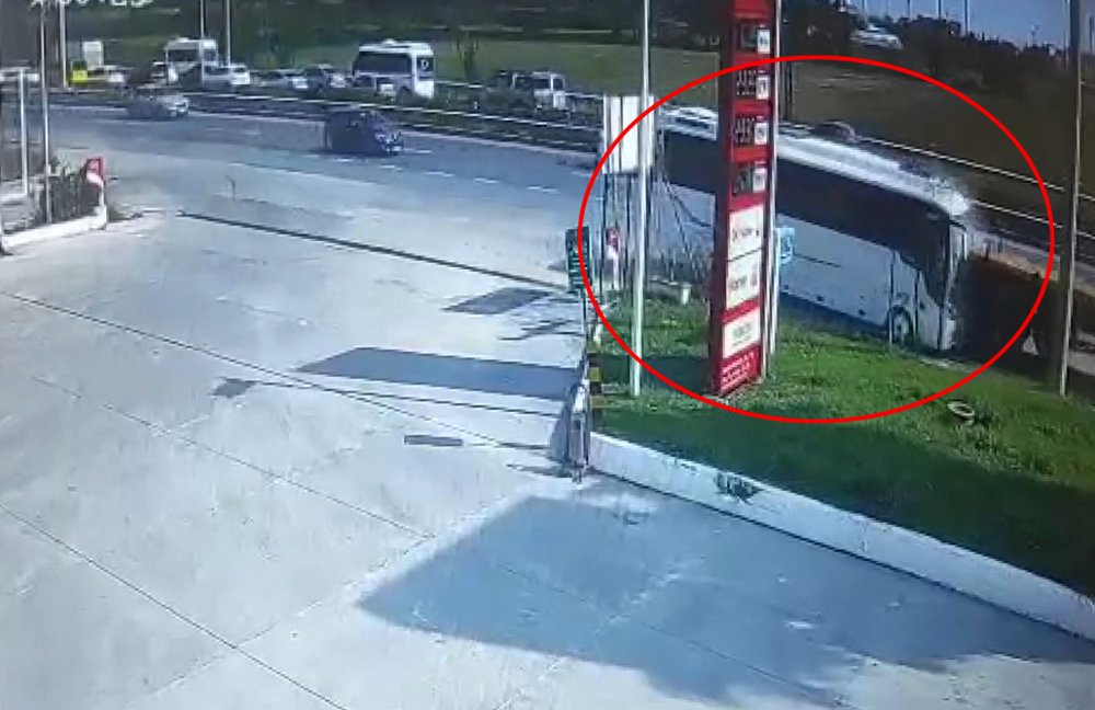 TIR'a çarpan tur midibüsünün sürücüsü öldü, 1'i ağır 5 turist yaralı