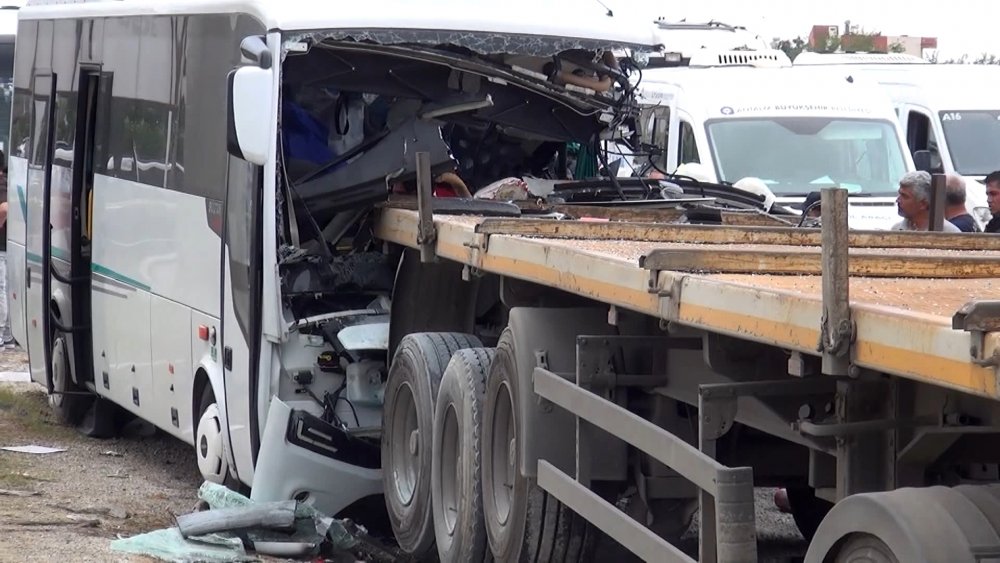 TIR'a çarpan tur midibüsünün sürücüsü öldü, 1'i ağır 5 turist yaralı