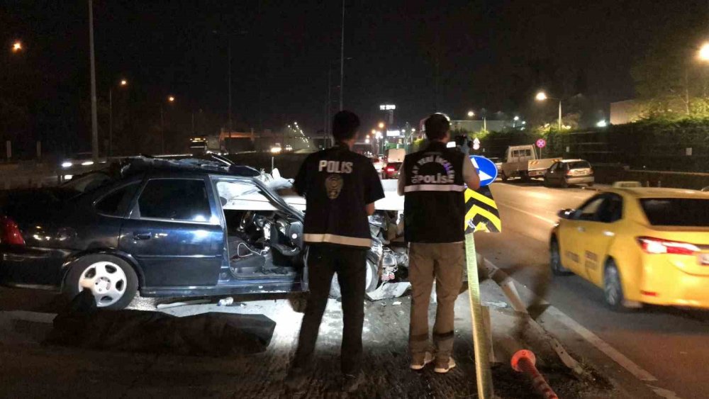 Bariyerlere ok gibi saplanan araçta 1 ölü