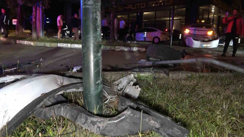 Kavşakta iki araç çarpıştı