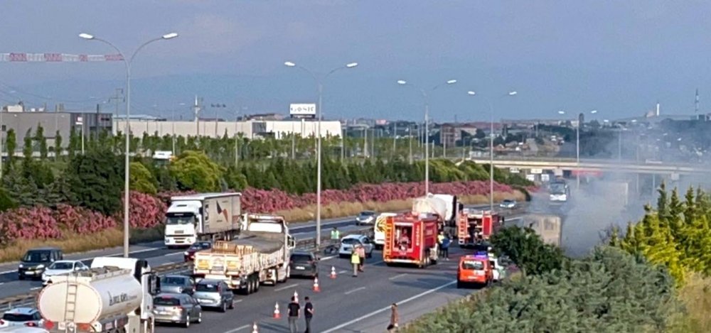 Tekstil malzemesi yüklü tır, alev alev yandı