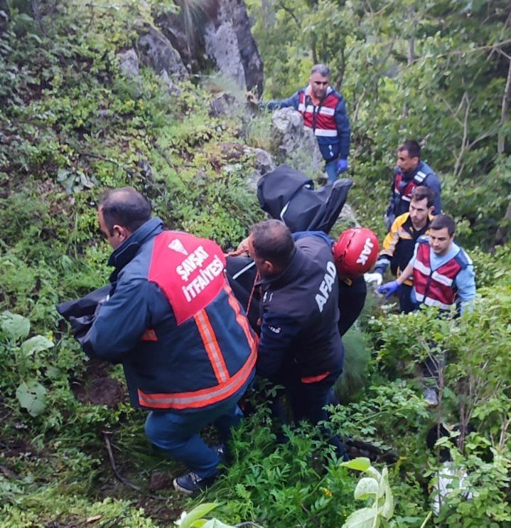 Uçuruma yuvarlanan hafif ticari aracın sürücüsü öldü