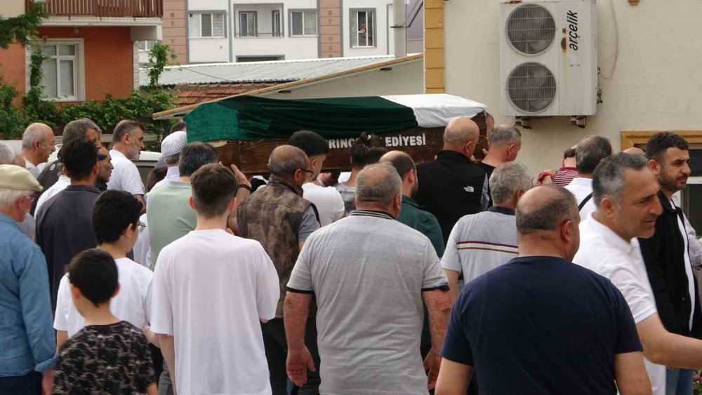 Eşi tarafından katledilen 3 çocuk annesi son yolculuğuna uğurlandı